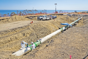 Crews repair the damaged line 901 belonging to Plains All American Pipeline. (Santa Barbara News-Press)